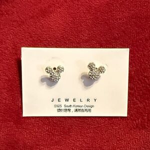 New sparkling Silver Stud Earrings